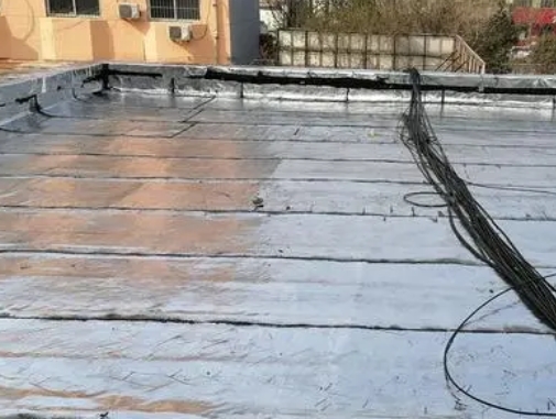 秦皇岛卫生间漏水维修公司分享下秦皇岛屋面楼顶防水刚性防水层施工要点。